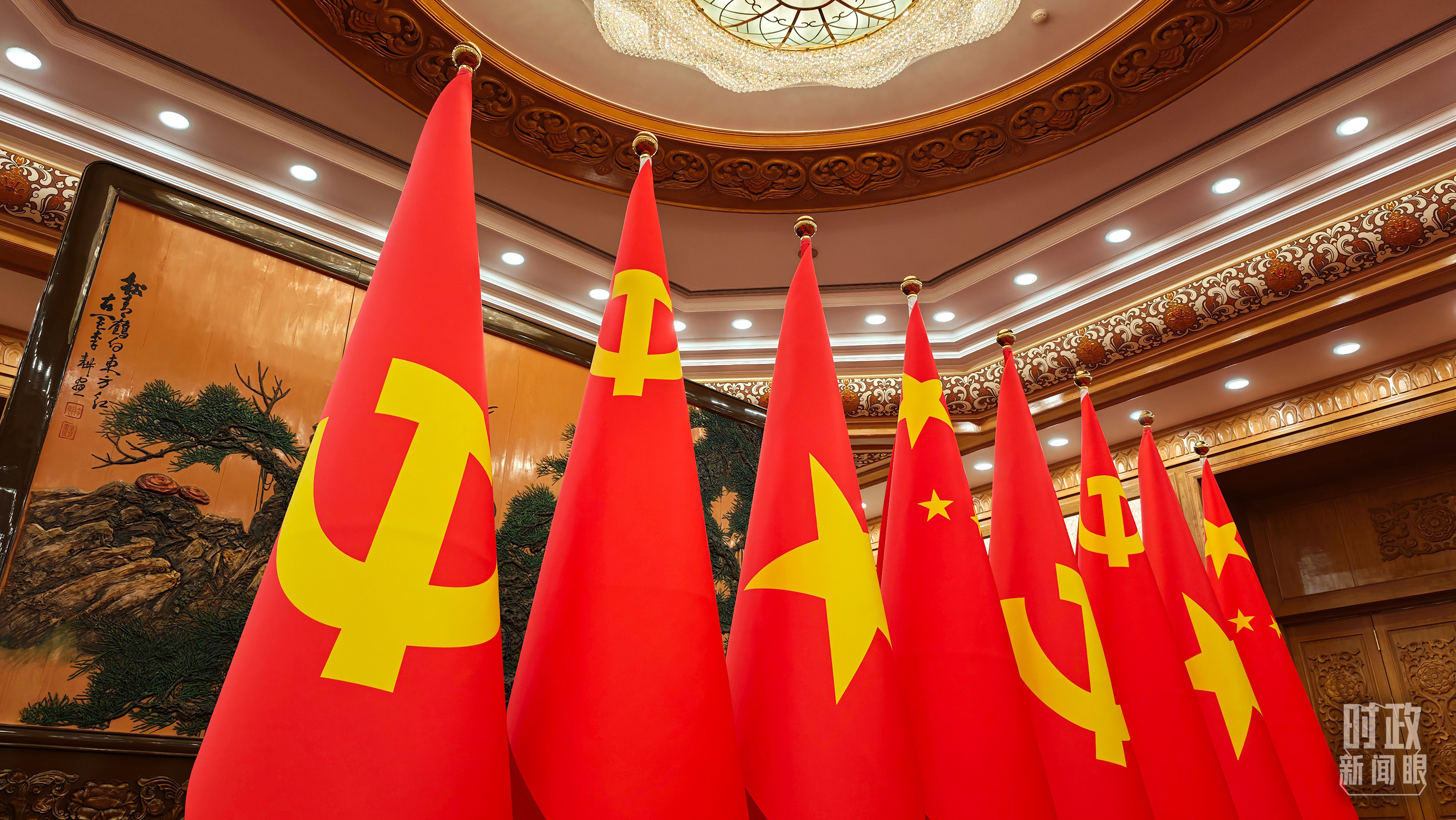 △人民大会堂东大厅内摆放的中越两党两国旗帜。（总台央视记者张垚拍摄）