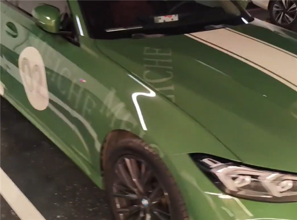 限量款！宝马车主花3000元贴膜：字母水印被原封不动贴满车