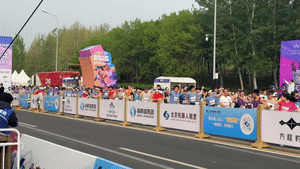 跑者与人形机器人同奔跑。