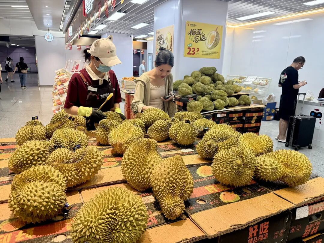 2025年9月,广州地铁便民超市“地铁悠选”售卖榴梿。(图/视觉中国)