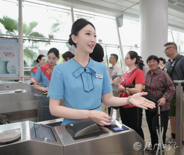 国庆假期,厦门轮渡站务员曾雅珏为乘客检票。