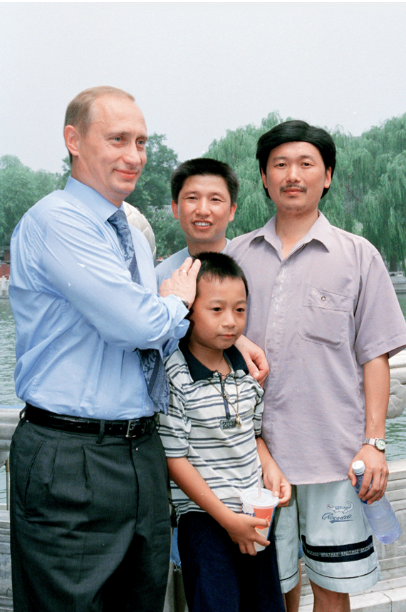 ·2000年，普京与彭湃（前排中）及其家人在北京北海公园合影。（受访者供图）