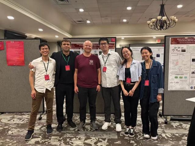 图 | 林睿明（左四）、Dmitri Talapin（左三）与团队其他成员合影（来源：受访者提供）