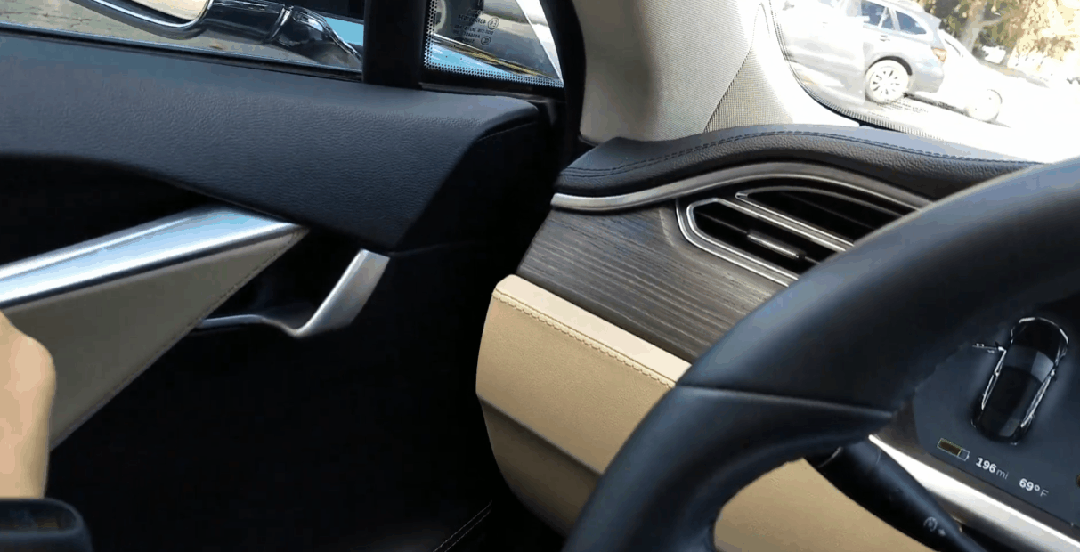 着火了乘客不会开门,得怪车企乱学特斯拉?