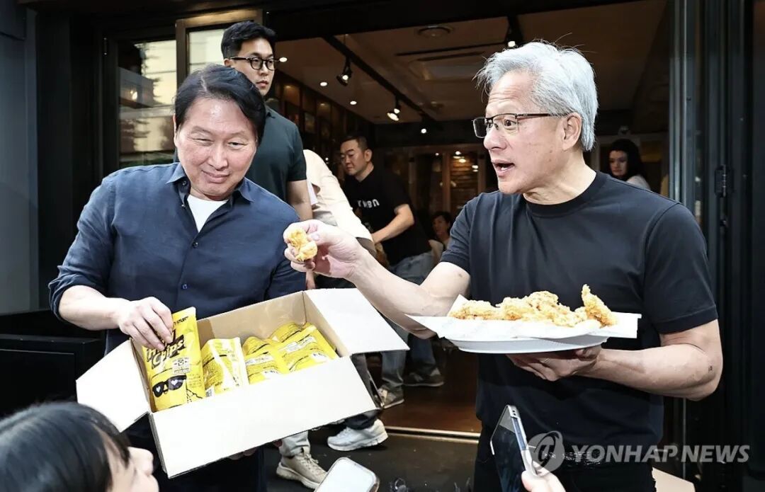 今年6月，在首尔炸鸡店门口，崔泰源和黄仁勋，与市民们分享炸鸡和零食