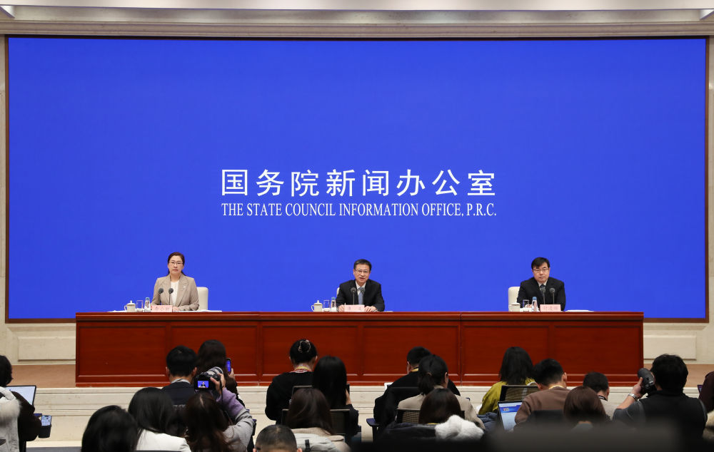 2026年1月19日，国务院新闻办公室在北京举行新闻发布会，国家统计局局长康义，国家统计局新闻发言人、总经济师、国民经济综合统计司司长付凌晖介绍2025年国民经济运行情况，并答记者问。新华社记者 单宇琦 摄