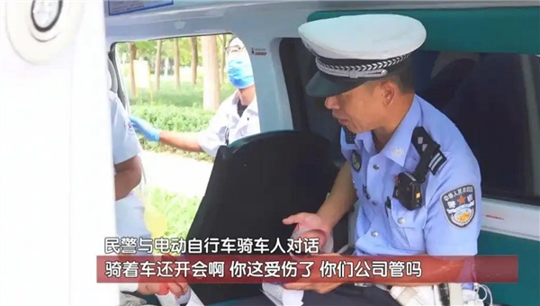 被称最敬业员工！小伙撞车后流血仍忙着开视频会议 司机当场看懵：双方都要担责