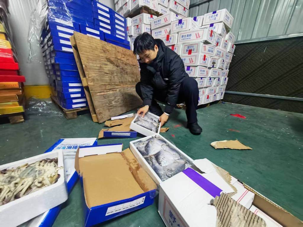 民警现场查获的劣质海鲜。 上海市公安局供图