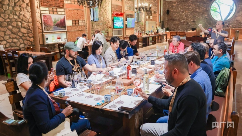 中外评委、嘉宾在宁夏进行葡萄酒交流品鉴(央广网记者 齐平 摄)