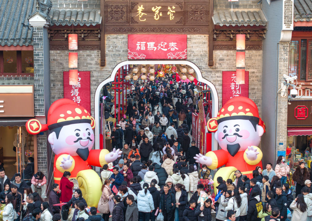 春节期间，湖北省襄阳古城管家巷游人如织。新华社发（杨东摄）