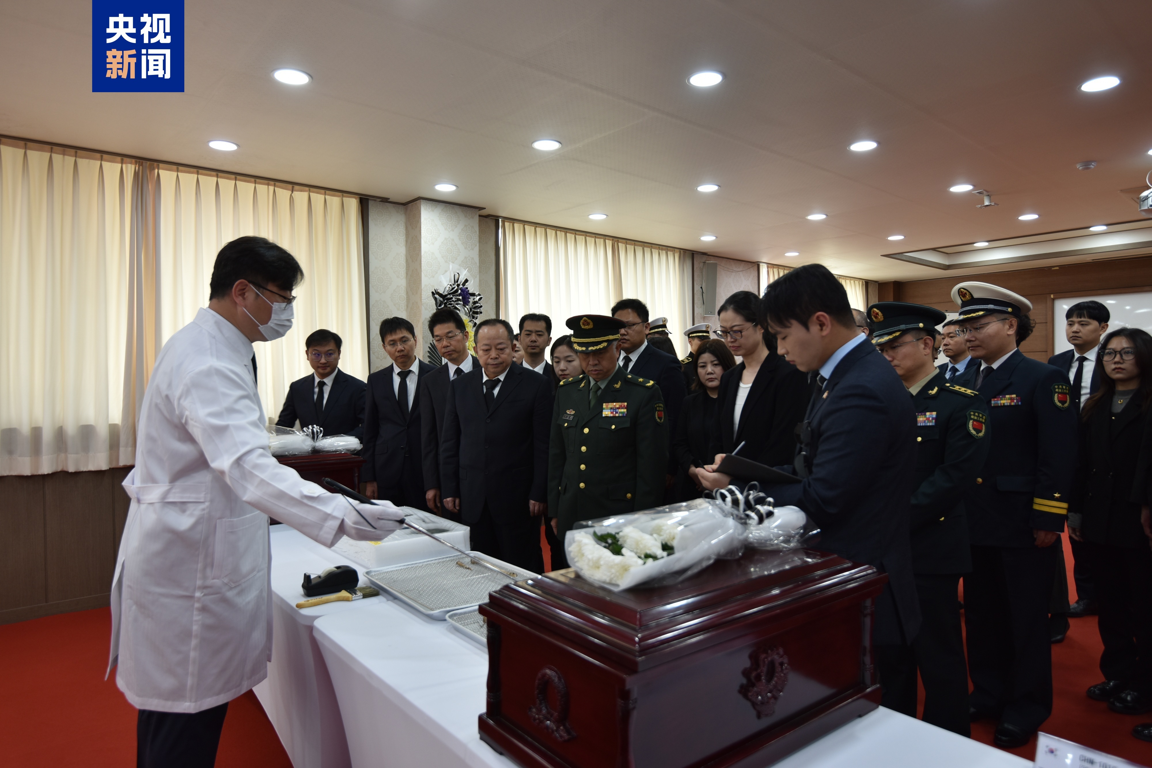 △4月21日上午,中韩双方在韩国仁川共同举行了第十三批志愿军烈士遗骸装殓仪式。