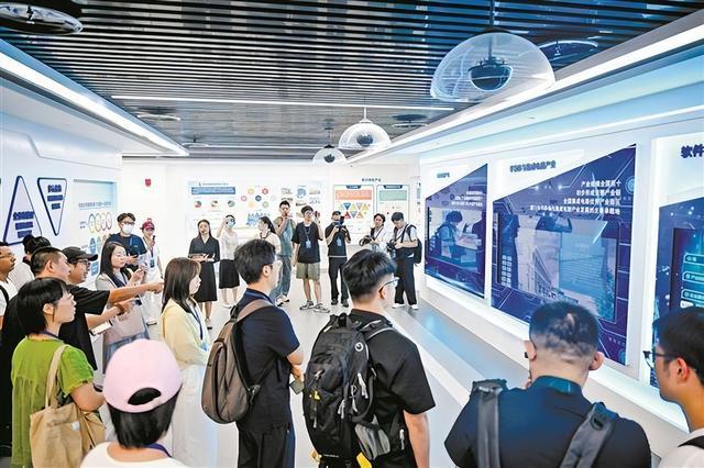 采访团参观厦门火炬高新区展厅。