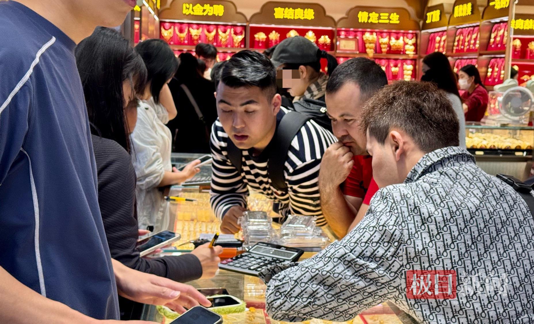 实探深圳水贝市场:银条溢价热销,有顾客花6万多元买银,商户称目前溢价普遍在每克3元以上