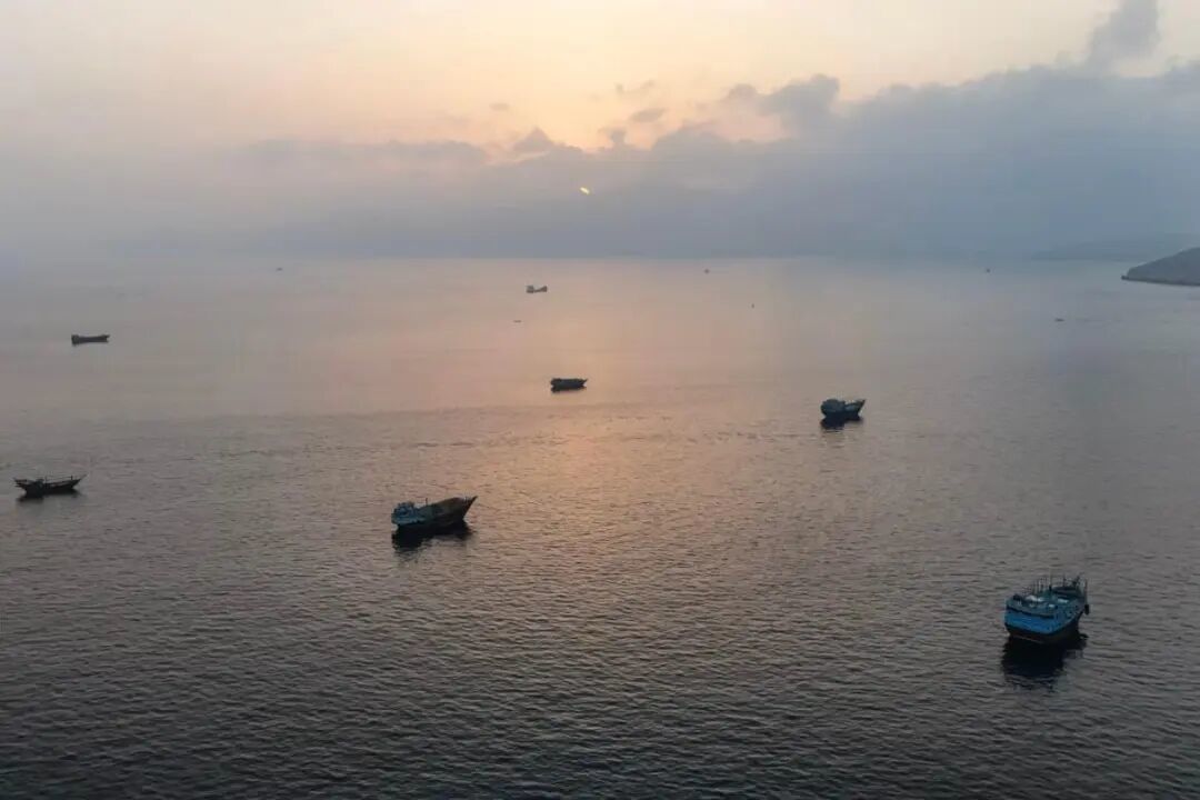 6月27日，阿曼海岸附近霍尔木兹海峡水域停泊的船只。（图源：法新社）