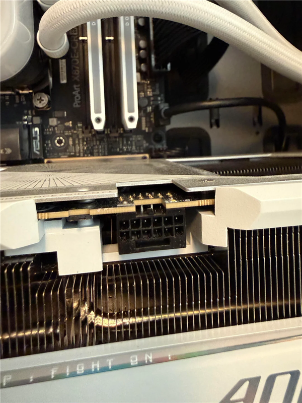 RTX 5090又烧了!玩游戏时突发黑屏:12V-2x6接口直接熔化