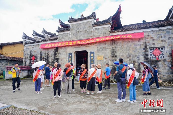 8月31日,参与“同名寻根 两岸同心”——2026年闽台同名村镇(同宗)续缘之旅的台胞一行到访福建省南平市进贤村,拜宗祠、逛古村、叙乡情。叶秋云 摄
