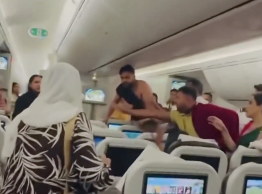 孟加拉国航空公司一架客机飞行途中发生斗殴,一名男子的T恤在扭打中被撕破。图源:外媒视频截图