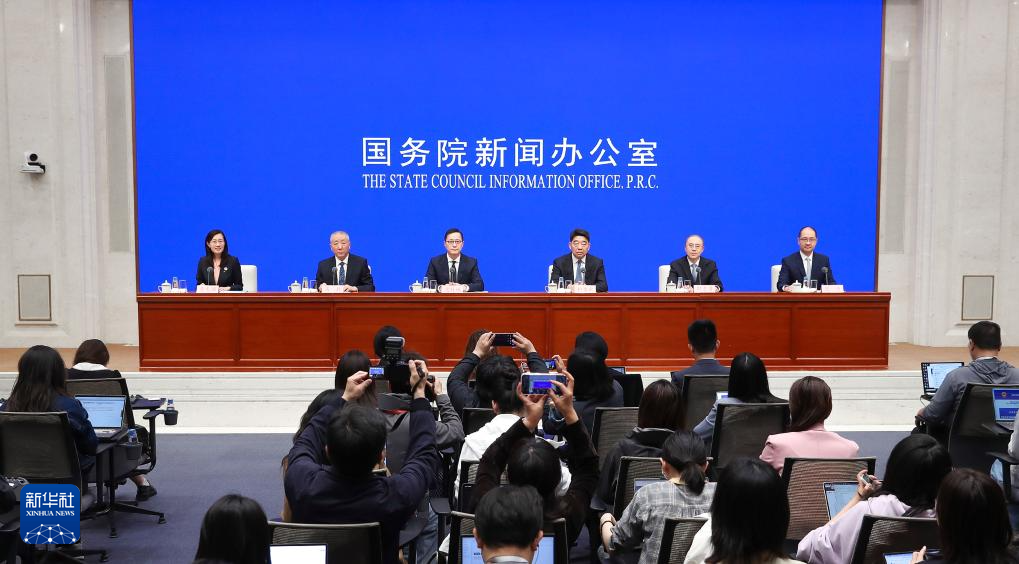 4月28日，国务院新闻办公室在北京举行国务院政策例行吹风会，国家发展和改革委员会副主任沈竹林，工业和信息化部副部长柯吉欣，文化和旅游部副部长高政，国家市场监督管理总局副局长、国家标准化管理委员会主任邓志勇，商务部部长助理张力介绍《关于推进服务业扩能提质的意见》有关情况，并答记者问。新华社发（刘健 摄）
