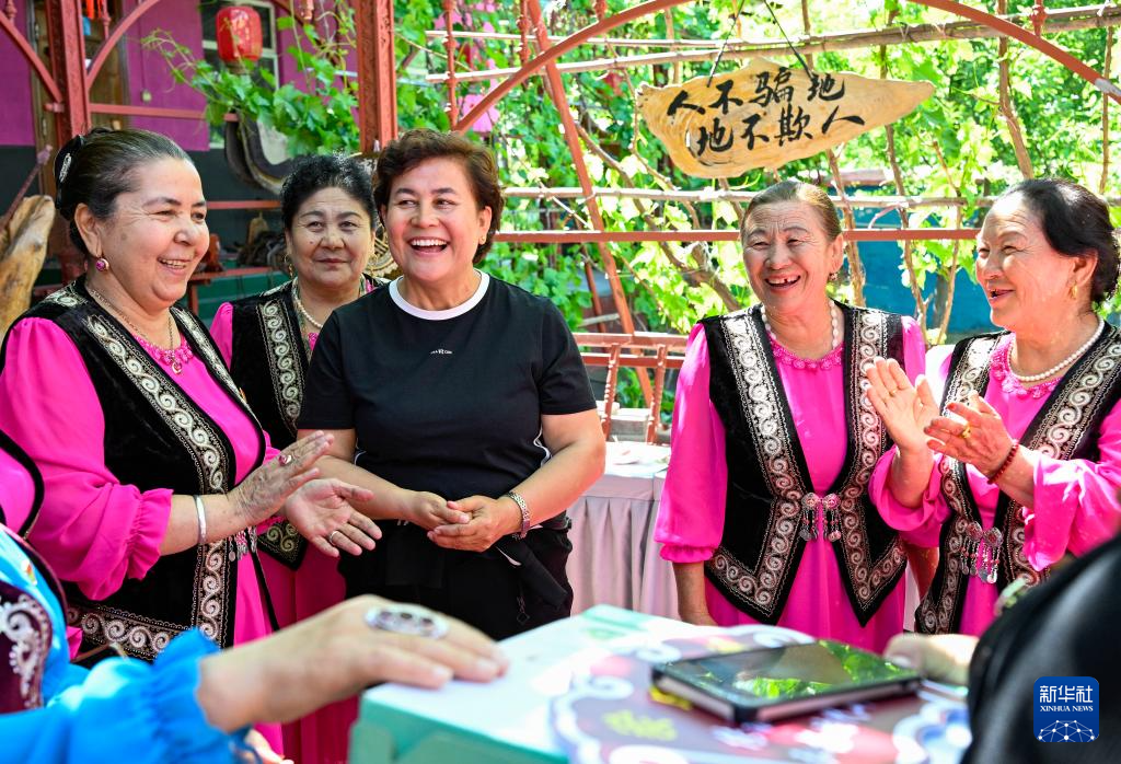 干部群众在新疆伊宁县喀拉亚尕奇乡喀拉亚尕奇村“伊犁人的奶茶会”上交流（5月14日摄）。