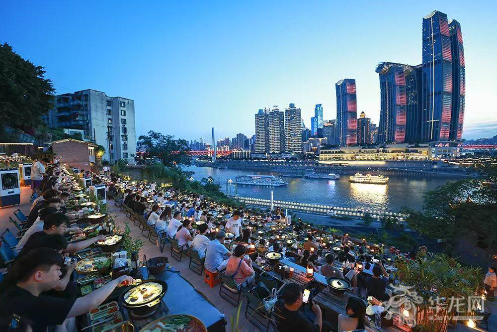 重庆的美食和夜景,吸引了不少外地游客。第1眼TV-华龙网记者 李文科 摄