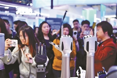 人形机器人的灵巧手展台吸引很多参观者