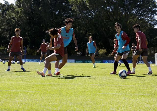 ↑2月26日，中国女足在澳大利亚新南威尔士州的纽卡斯尔集训，备战女足亚洲杯。新华社记者 马平 摄