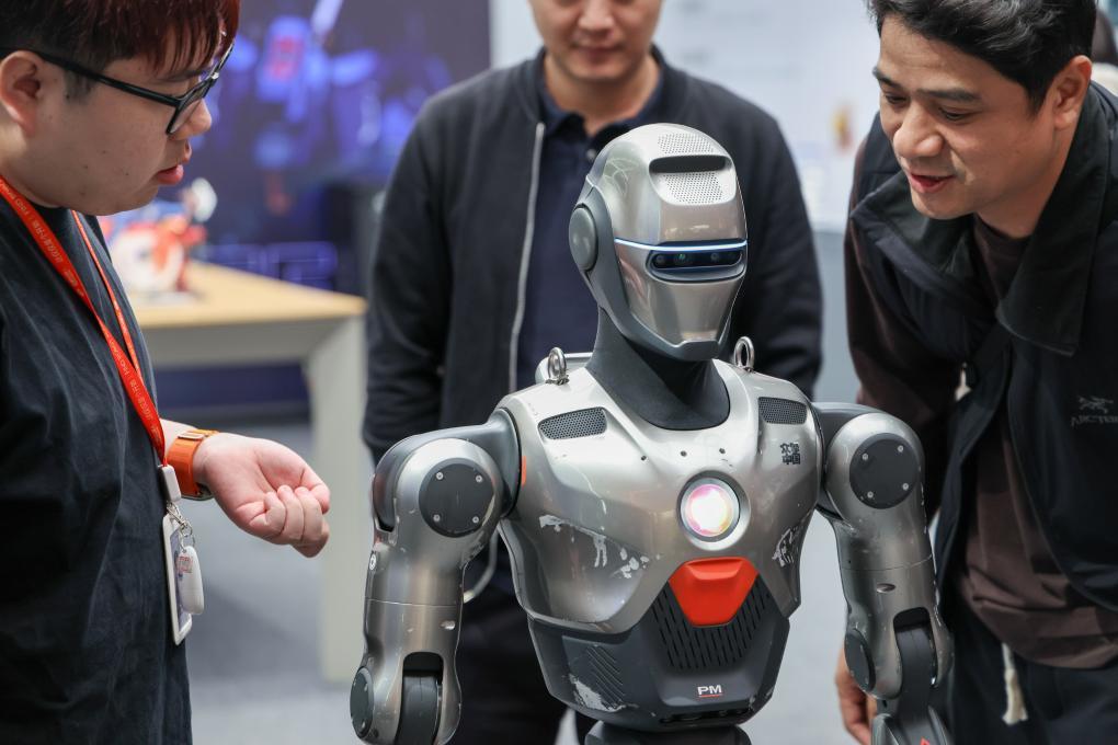 2026年1月15日，在位于深圳市福田区的一家机器人门店，顾客与机器人互动。新华社记者 梁旭 摄