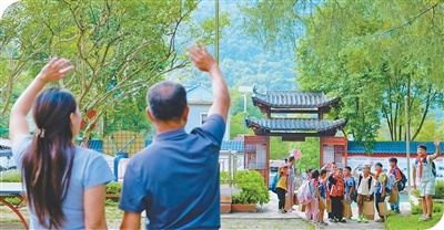 坚守，在落松地小学