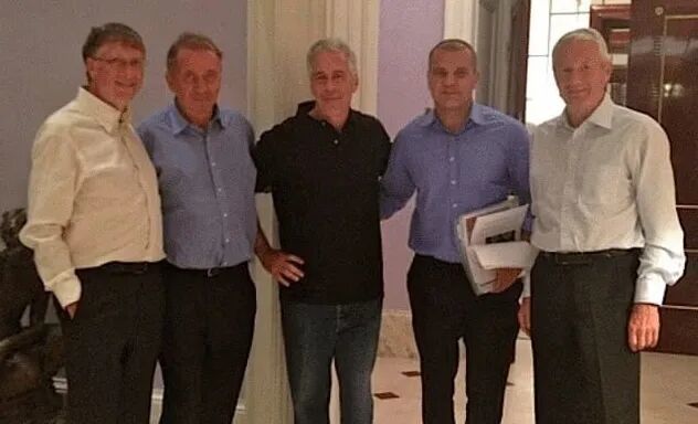 比尔·盖茨、Terje Rød-Larsen、爱泼斯坦、Boris Nikolic和Thorbjørn Jagland/图源:爱泼斯坦档案