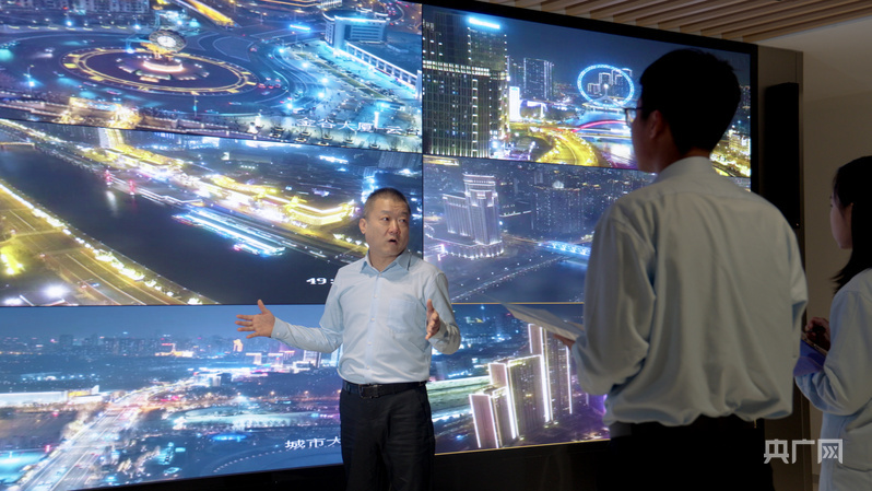 吴迪进行灯光点位监测（央广网记者 周思杨 摄）