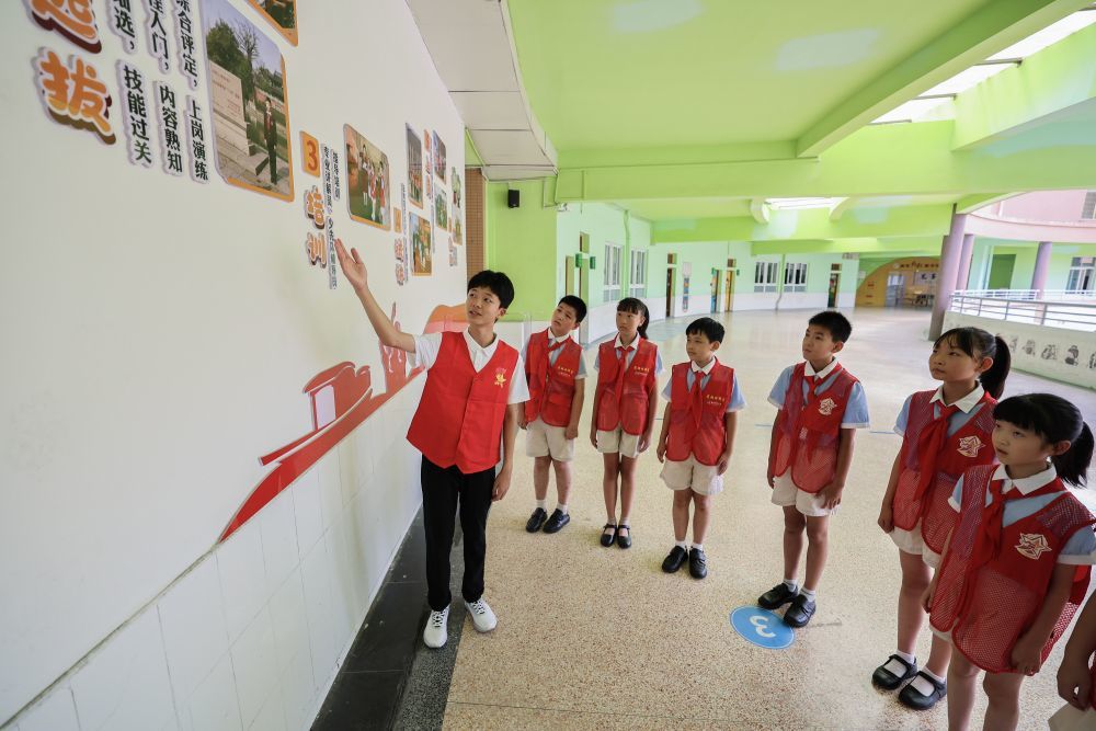 2025年9月4日,“红船小讲解”队员在浙江省嘉兴市实验小学为新一批队员介绍“红船小讲解”的历史,传授讲解经验。