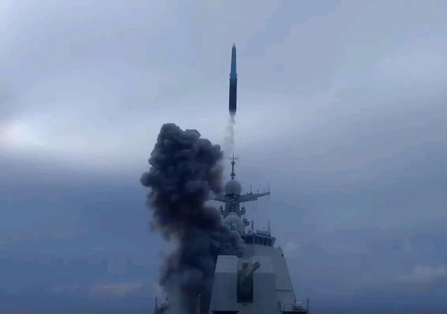 图注：052D罢了舰放射鹰击-20高妙音速反舰导弹的画面