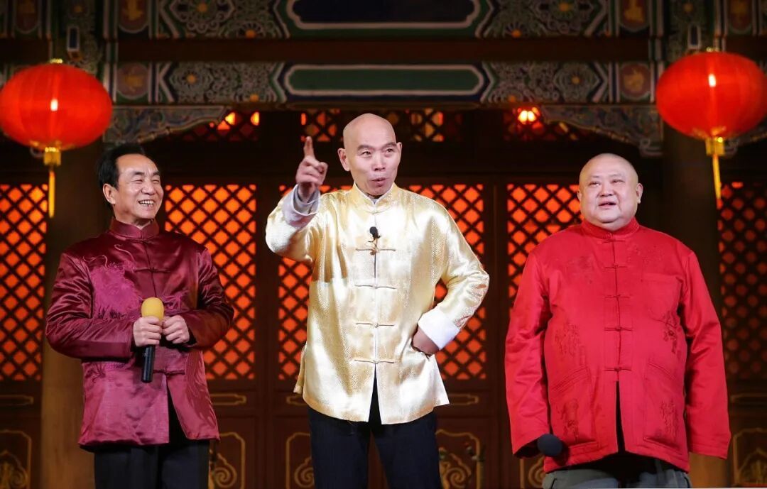 2006年,“巴蜀笑星铁三角”(左起)沈伐、李伯清、刘德一在新春大庙会给蓉城市民拜年(资料图 郭广宇摄)