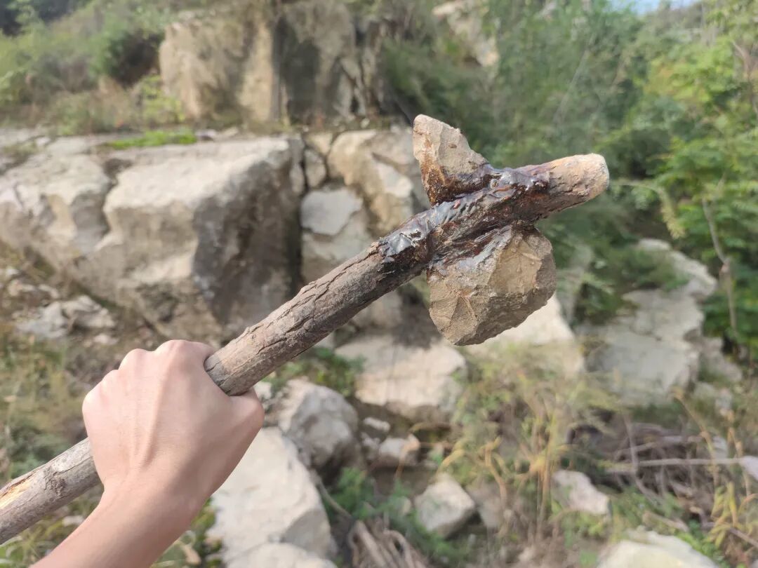 “没有腿的灵魂”打制的石斧成品（图/受访者供图）