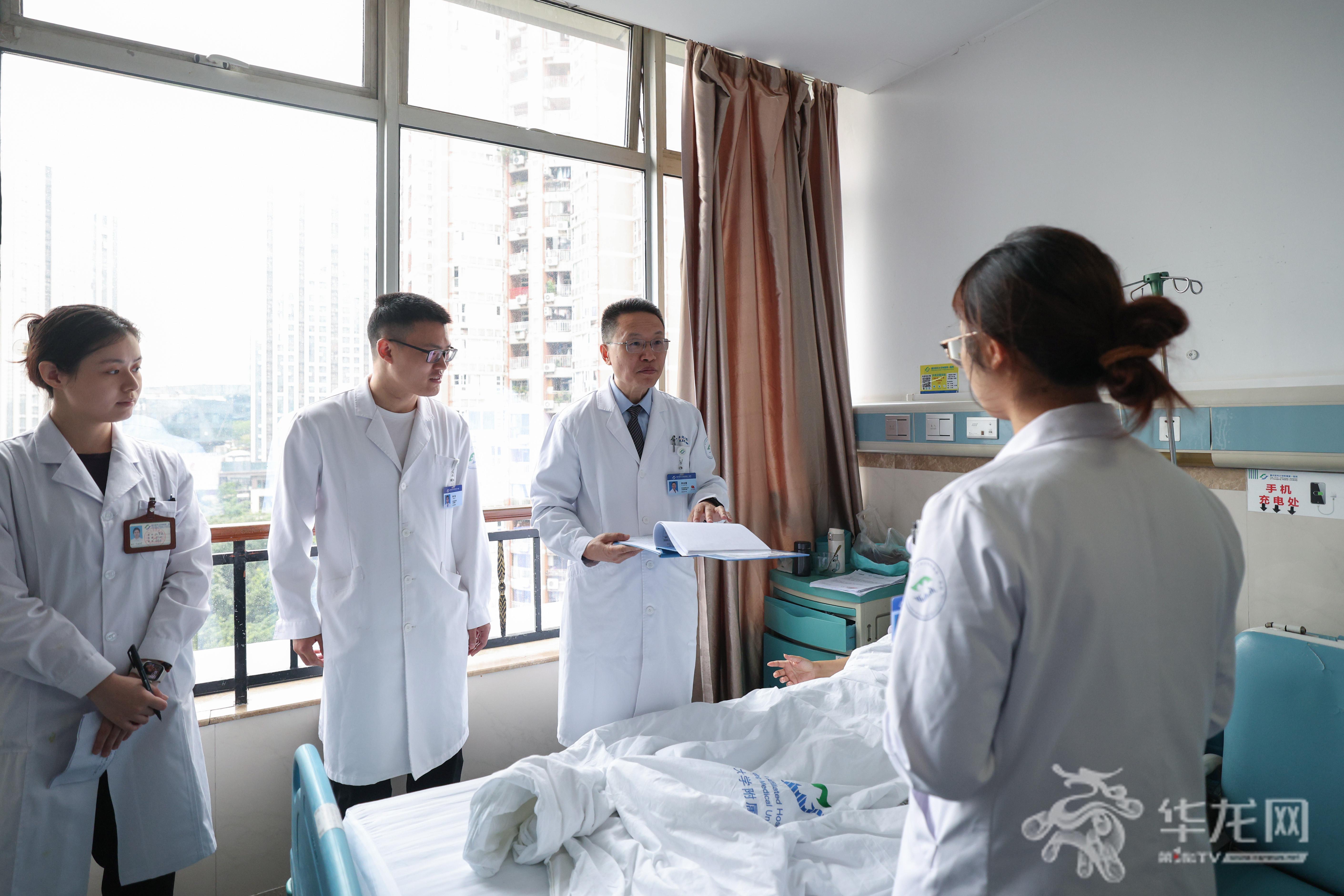 和患者交流病情。第1眼TV-华龙网记者 李一鸣 摄