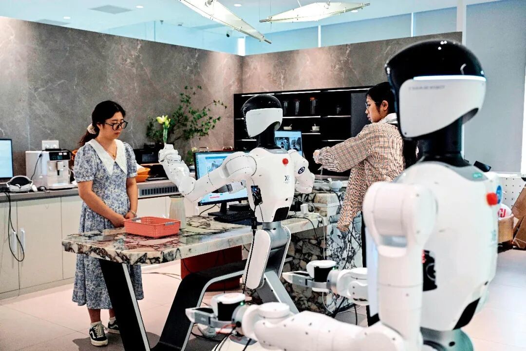 5月22日，广东深圳市，自变量机器人工厂内，工程师训练人形机器人做家务。