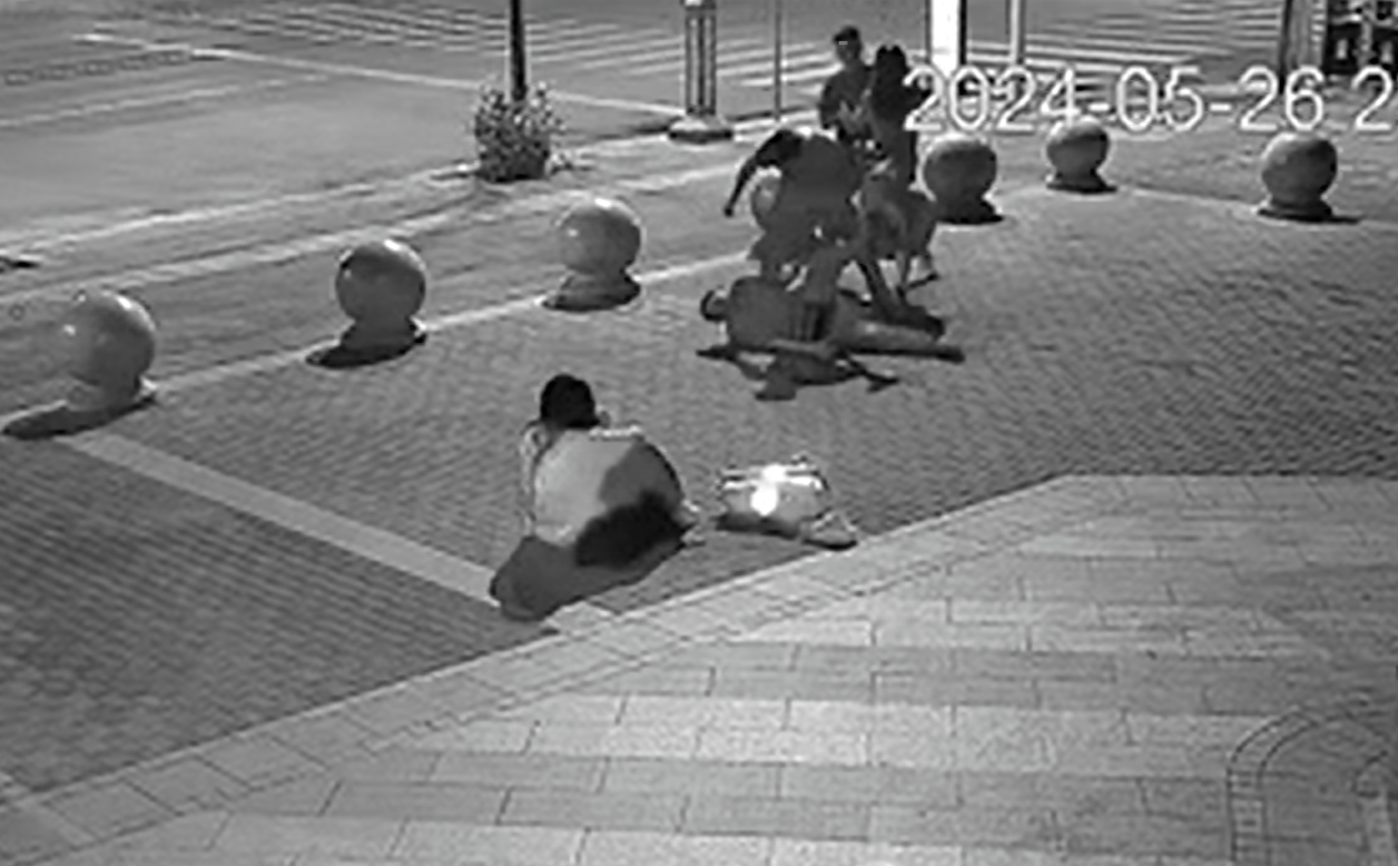 ▲监控视频显示，双方接触后刘旭（化名）将朱某放倒