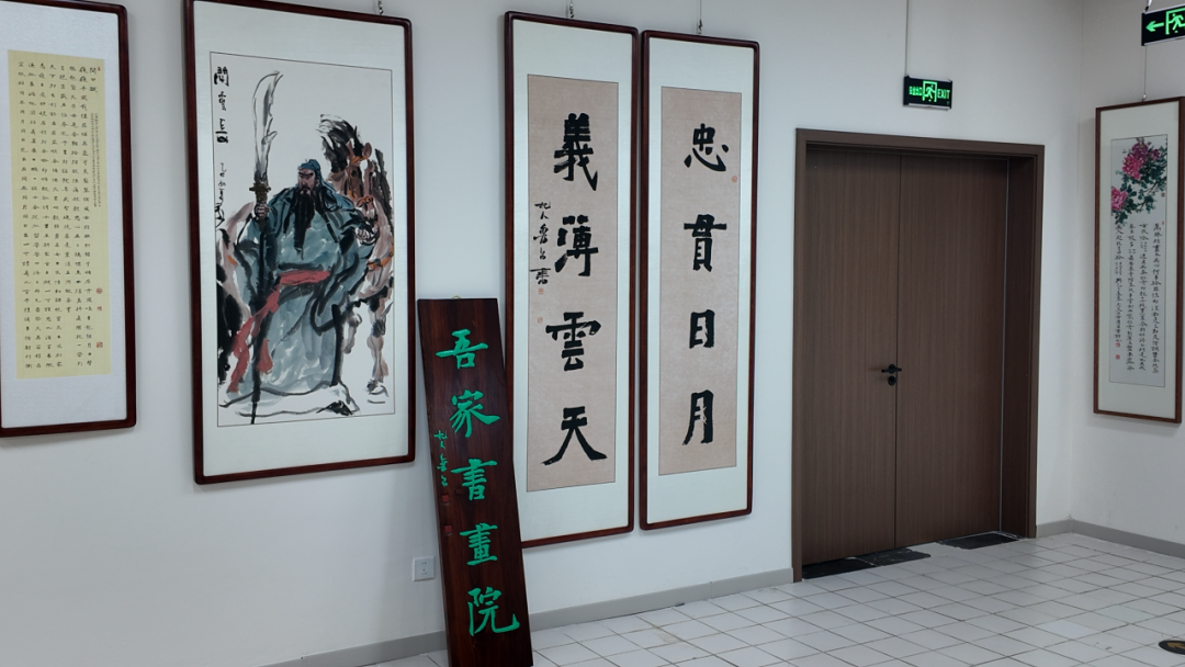 吾家素食餐厅内的书画院,挂满关羽的画像