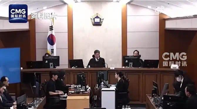 金建希首案二审现场，图中间者为申宗旿视频截图