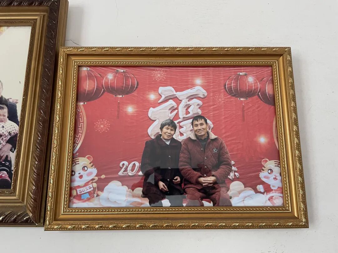 家中的墙上挂着张晓芒和李玉民几年前的合影。