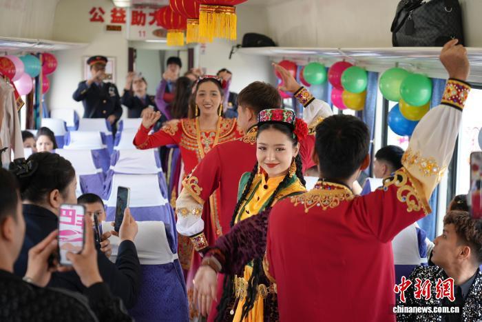 游客在慢火车上共舞。努尔古再丽 摄