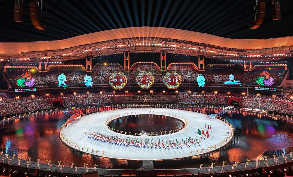 2025年11月9日，第十五届全国运动会开幕式在广东奥林匹克体育中心举行。这是广东省体育代表团、香港特别行政区体育代表团和澳门特别行政区体育代表团在入场仪式上共同入场。新华社记者 李鑫 摄