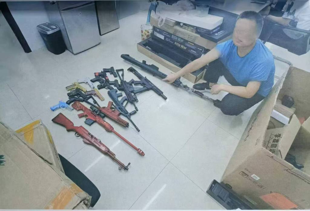 王威龙指认被查获的仿真枪