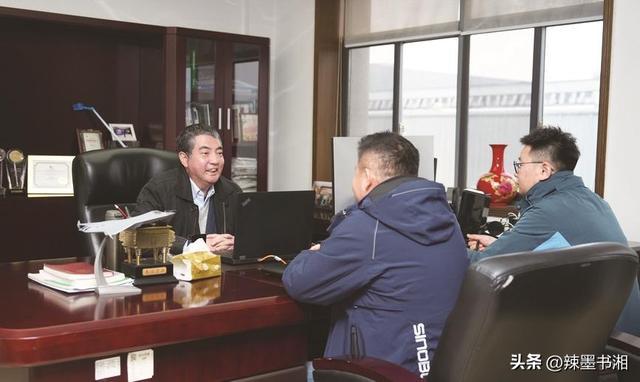 刘国良（左）在办公室与员工交流。 □红网时刻新闻记者 王杨 龚子杰