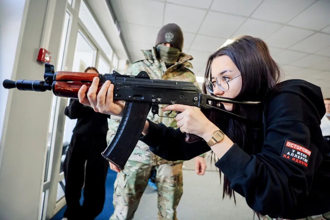 2月22日，俄罗斯顿涅茨克地区，民众参加一个论坛的活动。