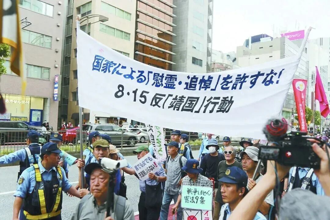 ▲ 2026年8月，百余名日本民众冒雨在东京举行抗议游行，反对高市政府向供奉有二战甲级战犯的靖国神社供奉祭祀费或参拜。