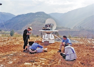 云南江城当地农民帮助部署昆虫雷达