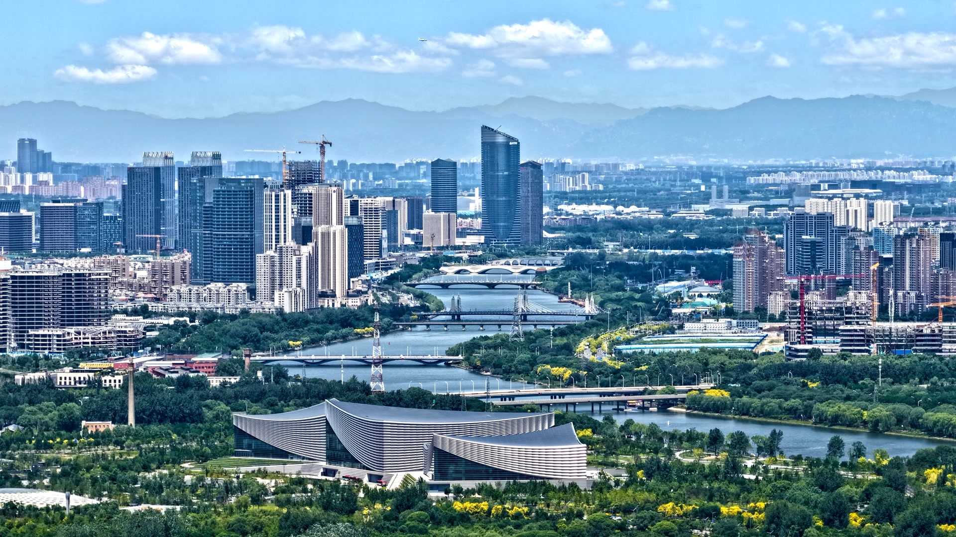 从通州运河商务区眺望远山的壮美景象。北京日报特约摄影 马文晓