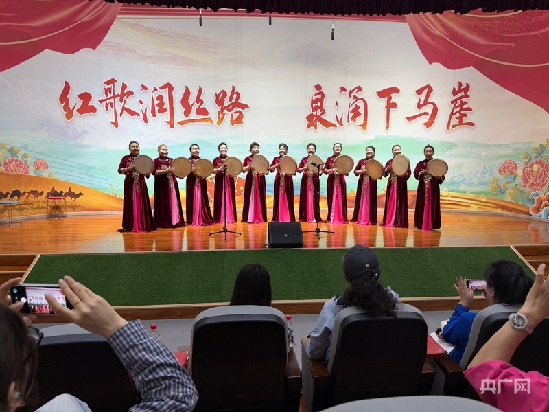 下马崖乡十二木卡姆演唱队正在表演 （央广网记者 丁安 摄）