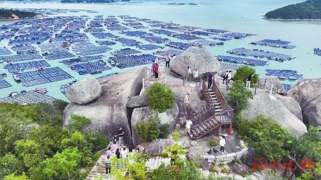 游客在井水村“一线天”欣赏罗源湾风光。罗源县融媒体中心供图